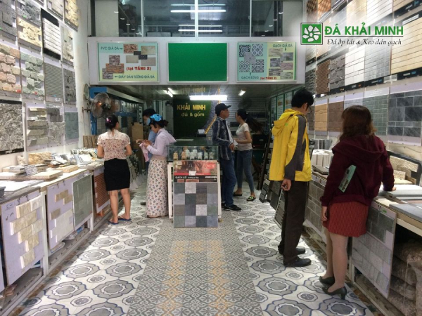 Khách hàng đến showrooom Khải Minh Đà Nẵng