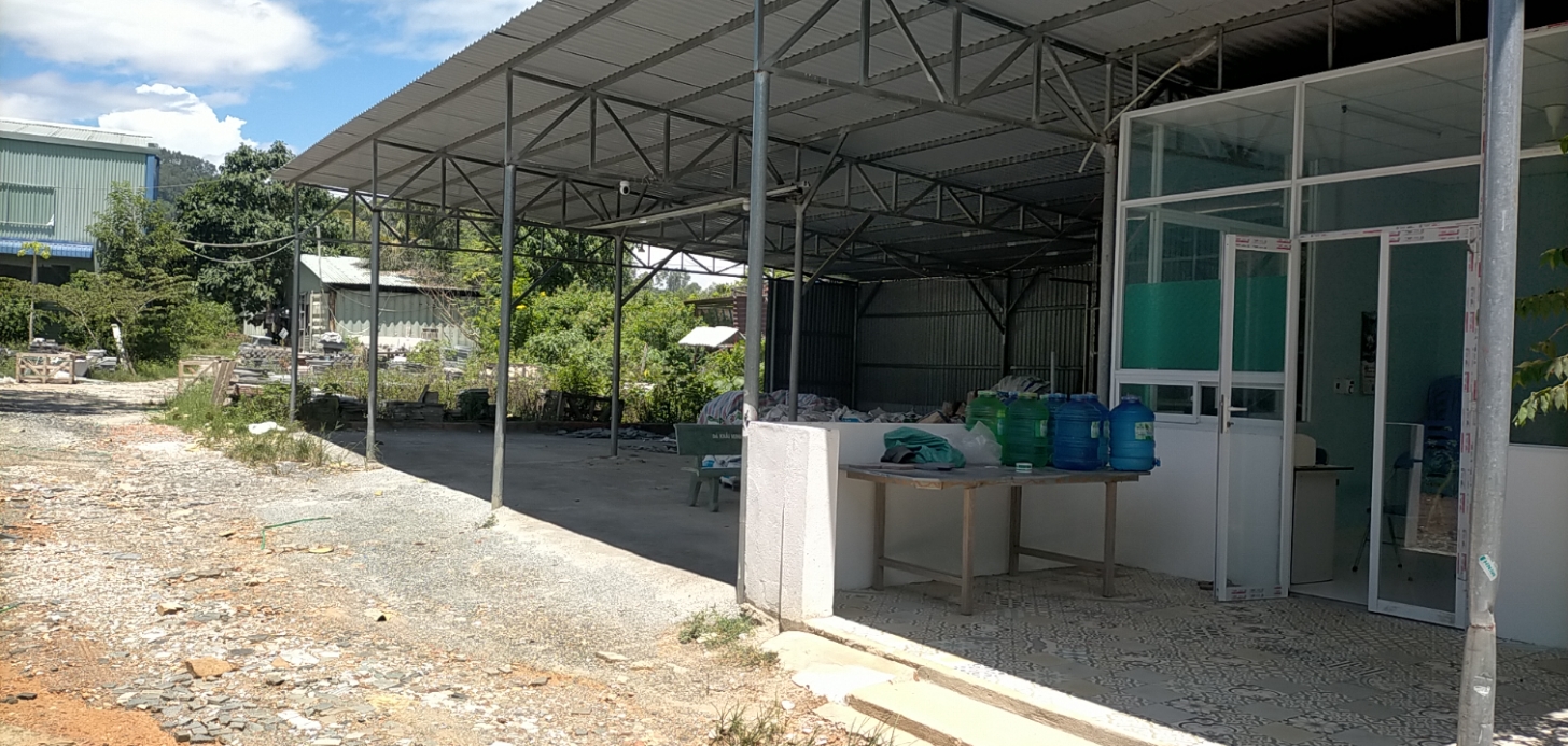 Nhà văn phòng làm việc kế kho chứa hàng